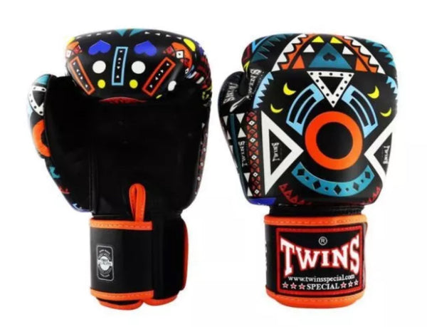 Pack d'entraînement Muay Thai Twins édition spéciale « Aztec » : gants et shorts