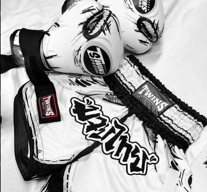 Coffret d'entraînement Muay Thai Twins édition spéciale « BD » : gants et shorts