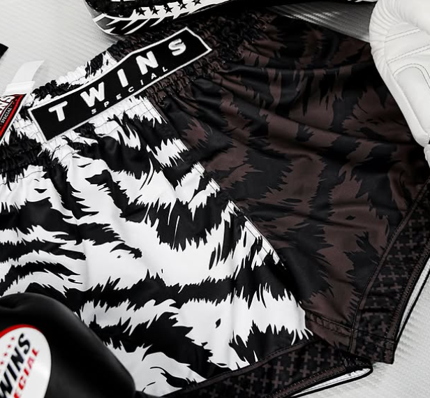 Twins Special TBS „Jungle“ Schwarz/Weiß Tiger Muay Thai Kickbox-Shorts