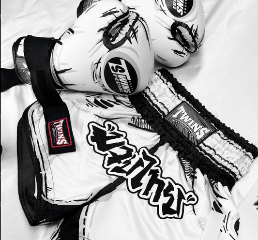 Coffret d'entraînement Muay Thai Twins édition spéciale « BD » : gants et shorts