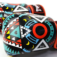 Twins Special „Aztec“ Edition Muay Thai Trainingspaket: Handschuhe und Shorts