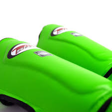 Twins Special SGL10 Schienbeinschoner aus Premium-Leder, Limettengrün